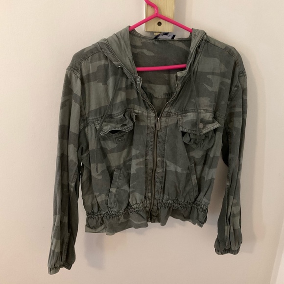 Splendid
Bodhi Camo Peplum Jacket - Picture 13 of 14